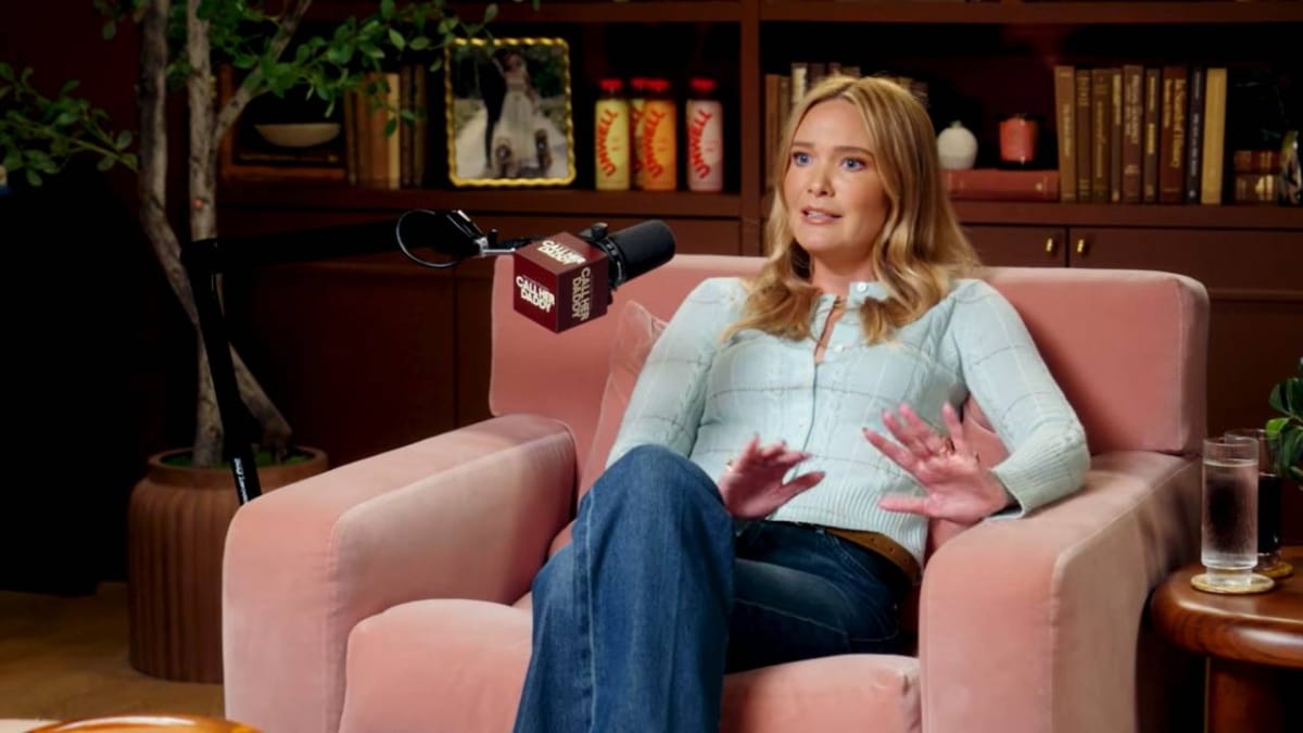 Sarah J.Maas en el podcast Call her daddy