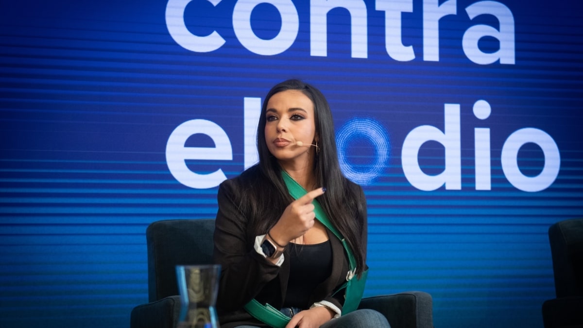 Sarah Santaolalla, este miércoles 11 de marzo, durante la primera cumbre contra el odio organizada por el Gobierno