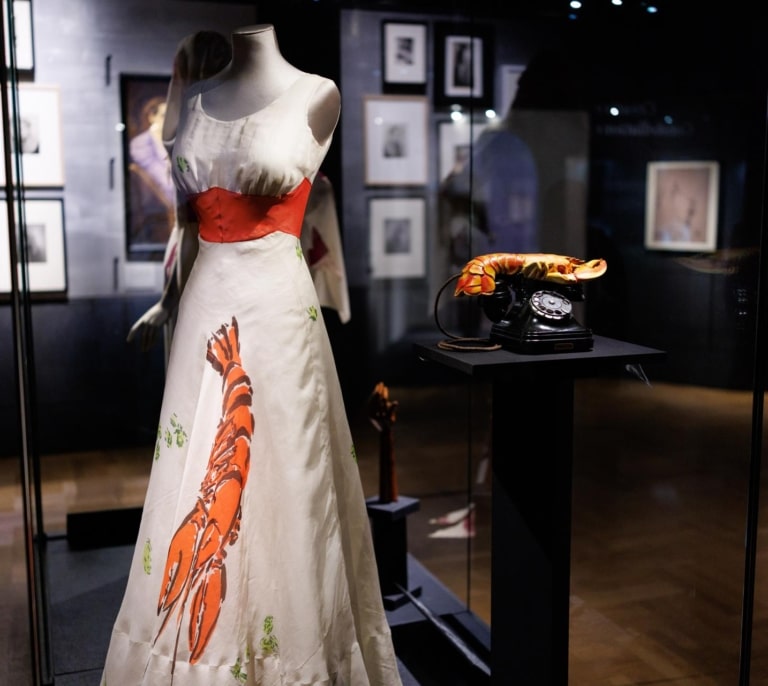 Schiaparelli, la modista amiga de Dalí que se codeaba con Coco Chanel