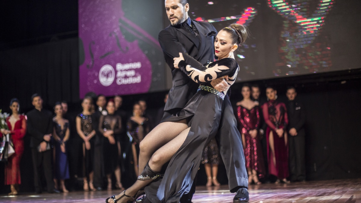 Una pareja baila el tanto en un concurso en Buenos Aires