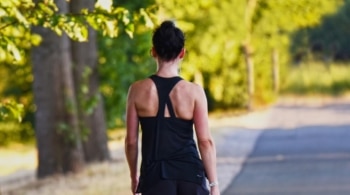 Una mujer realizando su caminata diaria