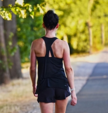 Una mujer realizando su caminata diaria
