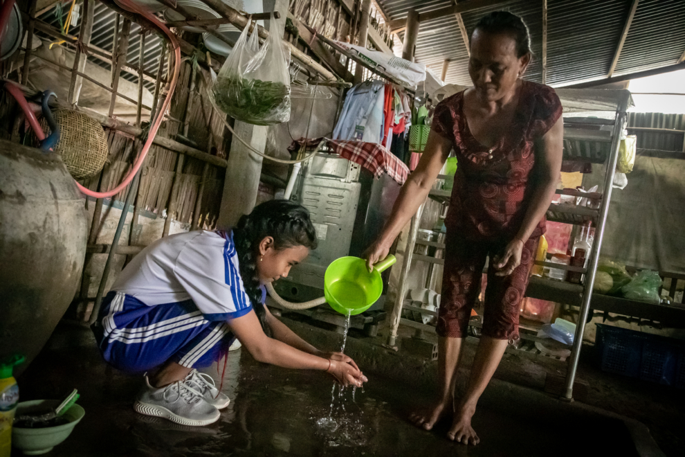 En Vietnam, Lam Thi Diem Nhu y su abuela, la Sra. Son Thi Suong, carecen de letrinas higiénicas en casa.