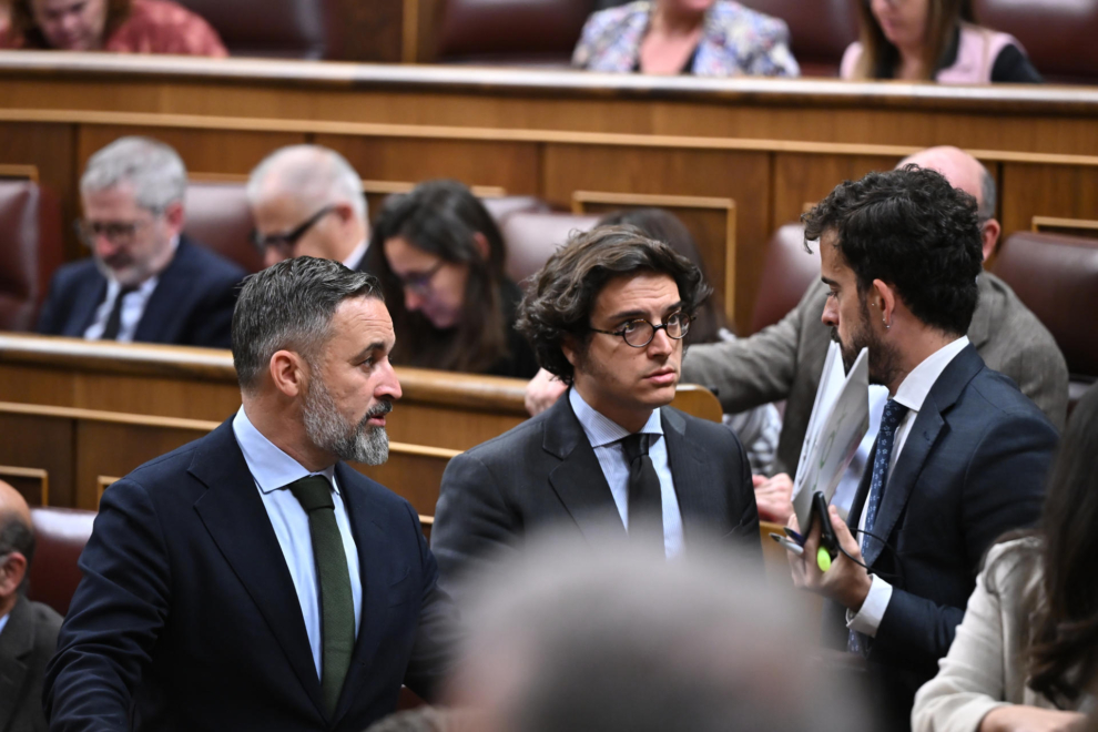 Los diputados de Vox Santiago Abascal (i) y José María Figaredo (c), este martes durante la sesión plenaria del Congreso