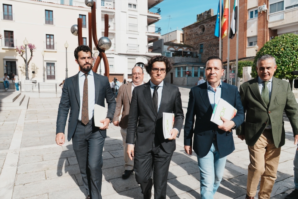 De izquierda a derecha: los diputados Carlos H. Quero; José María Figaredo, el portavoz de Vox en la Asamblea de Extremadura, Óscar Fernández Calle, y su adjunto, Ángel Pelayo Gordillo, en el exterior de la Asamblea de Extremadura, este miércoles