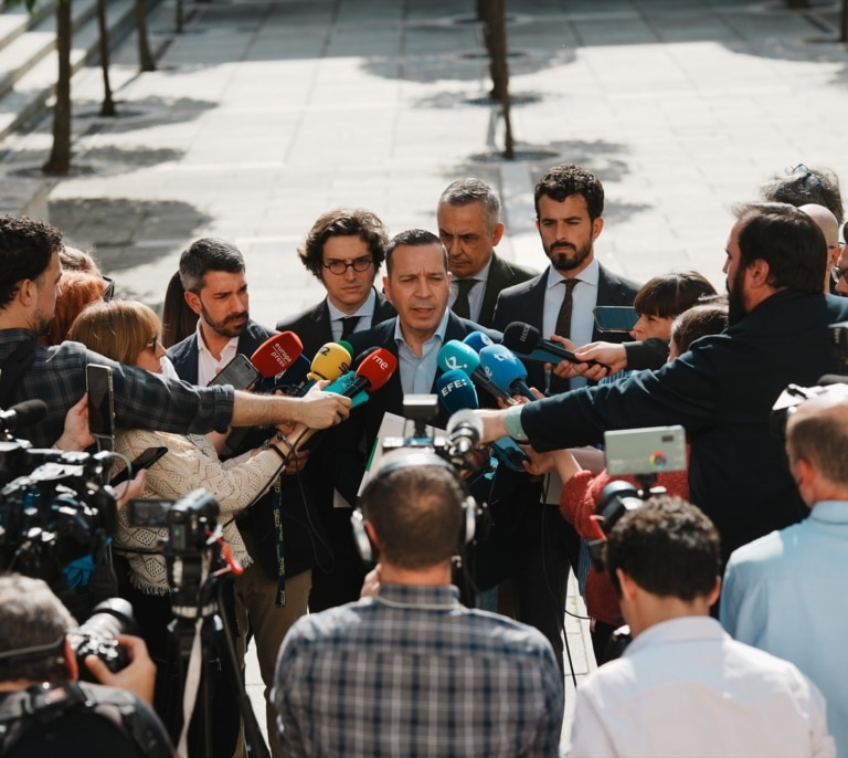 PP y Vox niegan ahora que el acuerdo programático de Extremadura esté cerrado