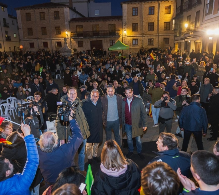 Un 20% del voto en Castilla y León: el hito que busca Abascal para aplacar la presión del PP y de los purgados de Vox
