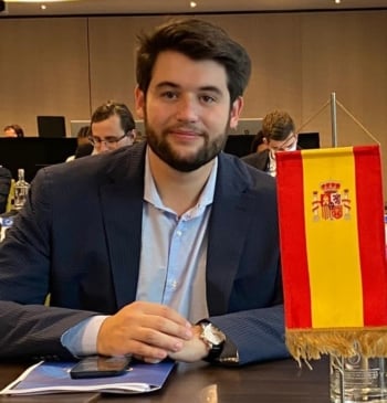 El secretario general de Nuevas Generaciones dimite y pide el voto para [...]