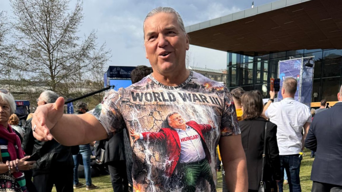 Ákos Szilágyi, artista y seguidor de Viktor Orbán, primer ministro de Hungría.