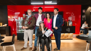 Humor, trabajo y reinvención: así es Café para Cinco, la apuesta audiovisual de Santander con Arturo Valls