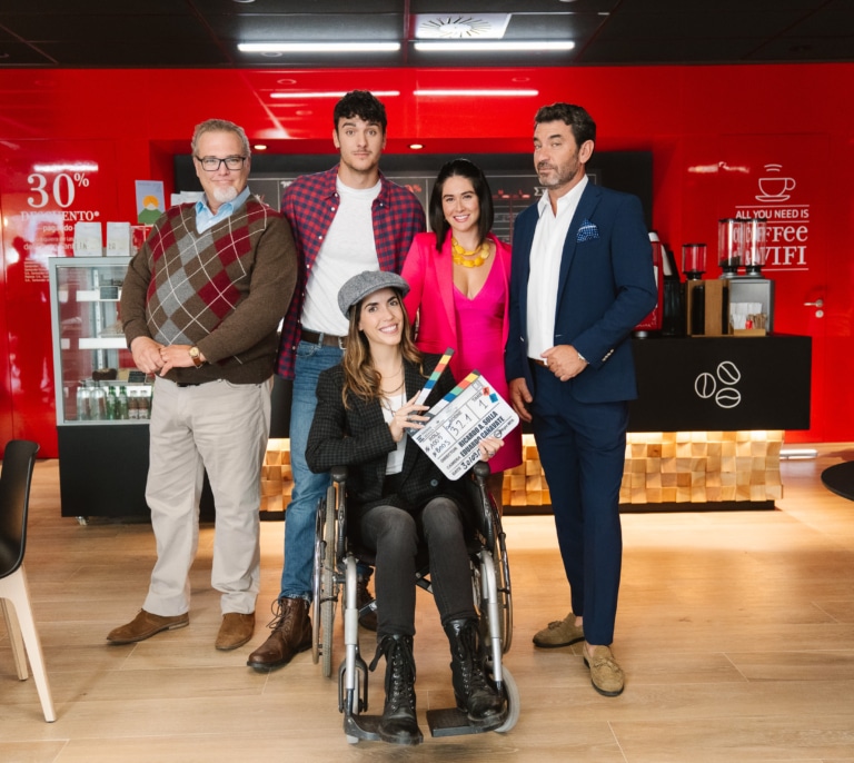 Humor, trabajo y reinvención: así es Café para Cinco, la apuesta audiovisual de Santander con Arturo Valls