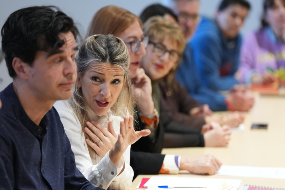 La ministra de Trabajo, Yolanda Díaz, y el candidato a la presidencia de la Junta por la coalición de IU-Sumar-Verdes Equo, Juan Gascón, en una reunión con comités de empresas en ERE o deslocalización con motivo de las elecciones del próximo domingo en Castilla y León