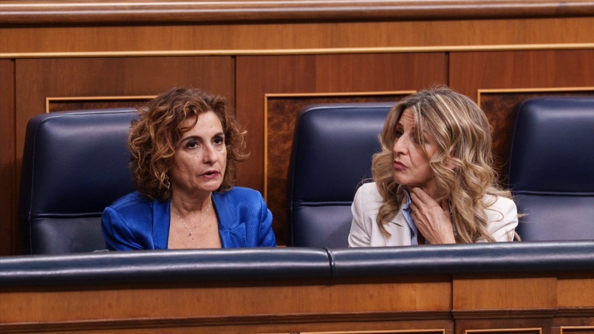 La vicepresidenta primera y ministra de Hacienda, María Jesús Montero (i), y la vicepresidenta segunda y ministra de Trabajo y Economía Social, Yolanda Díaz (d), durante una sesión de control al Gobierno en el Congreso