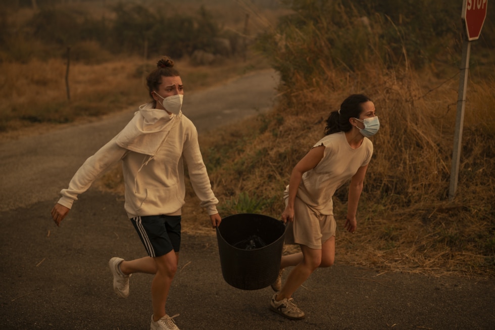 Dos mujeres ayudan a apagar incendios. Ourense, Galicia,