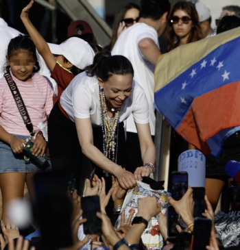 La promesa de una Venezuela libre reúne a miles de personas ante [...]