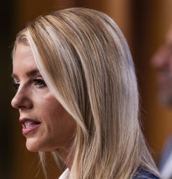 Trump destituye a la fiscal general de EEUU, Pam Bondi