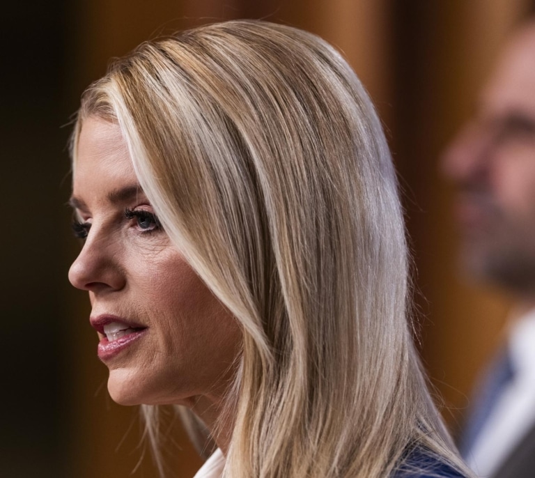 Trump destituye a la fiscal general de EEUU, Pam Bondi