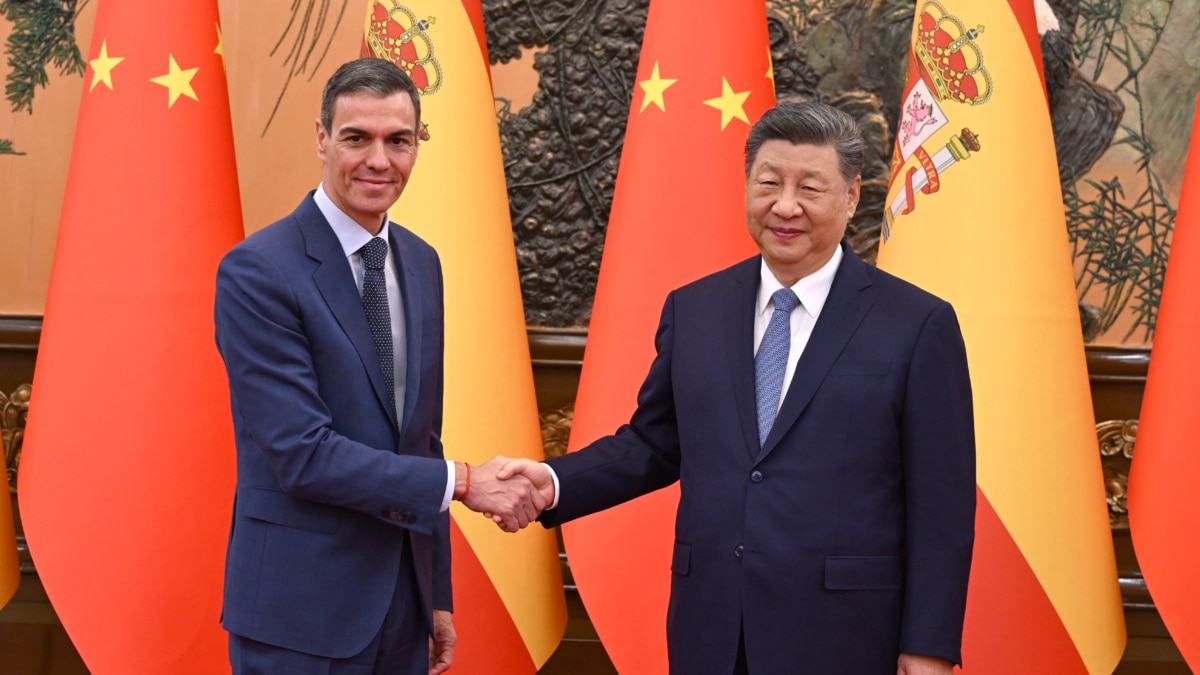 AME3230. PEKÍN (CHINA), 14/04/2026.-Fotografía cedida por La Moncloa que muestra al jefe del Gobierno español, Pedro Sánchez (i), posando junto al presidente chino, Xi Jinping, previo a una reunión este martes, en Pekín (China). Xi afirmó Sánchez que sus dos países defienden el derecho internacional, que dijo que ha sido "gravemente socavado", y están "en el lado correcto de la historia" frente a la "ley de la selva". EFE/ Borja Puig de la Bellacasa /Pool MoncloaSOLO USO EDITORIAL/NO VENTAS/SOLO DISPONIBLE PARA ILUSTRAR LA NOTICIA QUE ACOMPAÑA (CRÉDITO OBLIGATORIO)