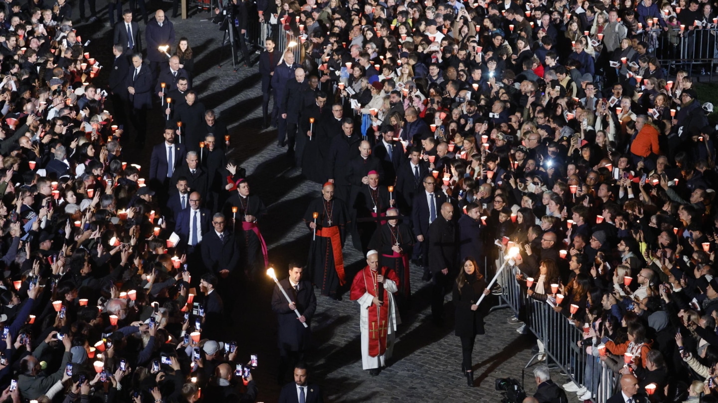 El Papa León XIV retoma la tradición de cargar con la cruz en el Viacrucis de Viernes Santo