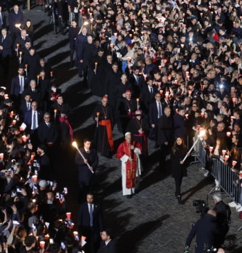 El Papa León XIV retoma la tradición de cargar con la cruz [...]