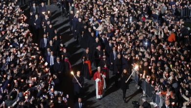 El Papa León XIV retoma la tradición de cargar con la cruz en el Viacrucis de Viernes Santo