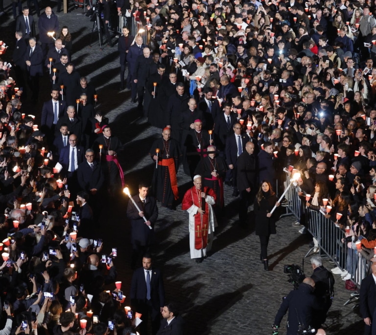 El Papa León XIV retoma la tradición de cargar con la cruz en el Viacrucis de Viernes Santo