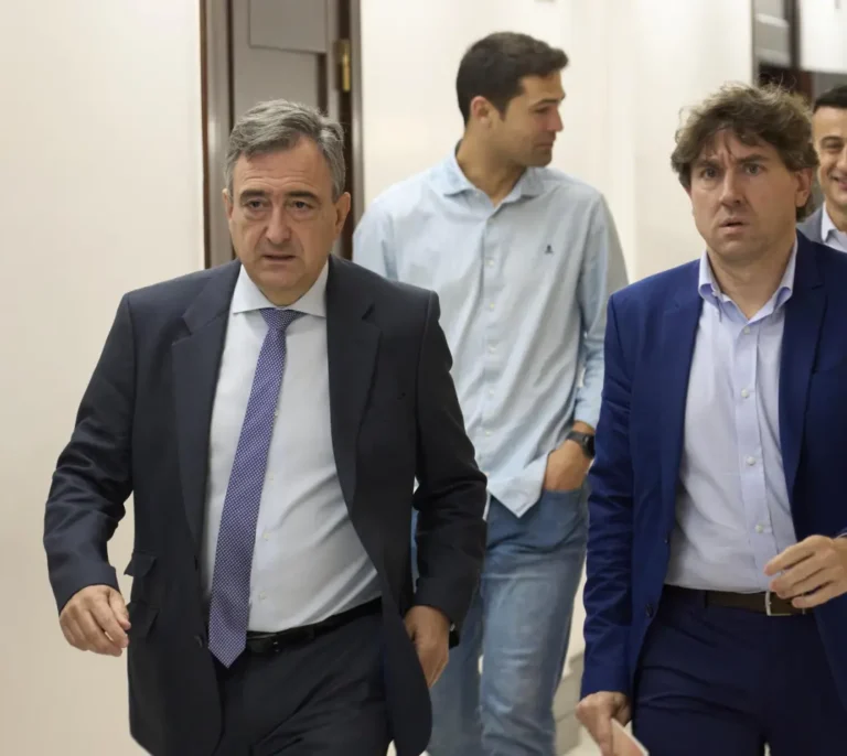 Las dos caras del enfado del PNV con los socialistas: una en Madrid, otra en Euskadi