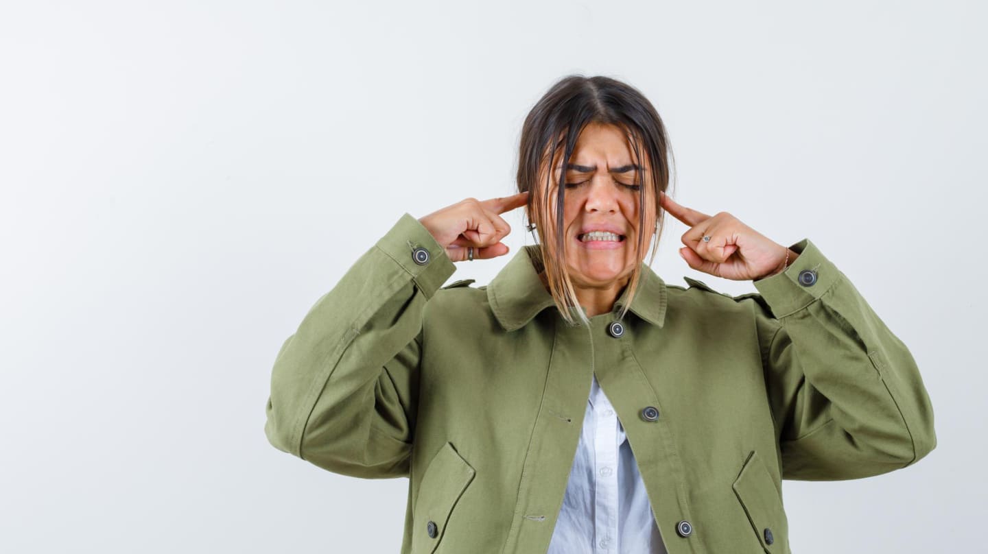 Si te pone de los nervios oír a alguien masticar, respirar o teclear no es manía: puede ser misofonía