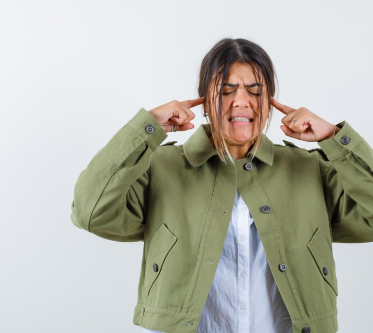 Si te pone de los nervios oír a alguien masticar, respirar o teclear no es manía: puede ser misofonía