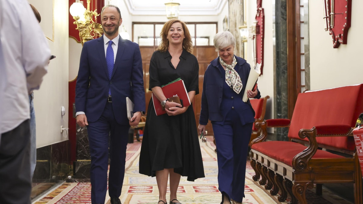 La presidenta del Congreso, Francina Armengol (c), el vicepresidente primero Alfonso Rodríguez de Celis (i), y la secretaria segunda, Isaura Leal (d), caminan por los pasillos del Congreso para dirigirse a la reunión de la Mesa