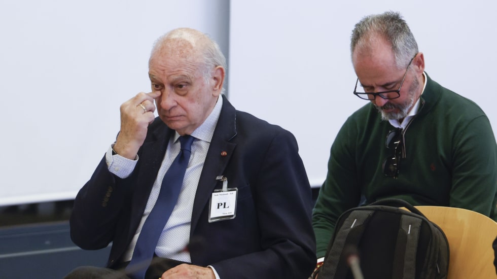 Fernández Díaz y Ábalos se unen al club de los "ministros en el banquillo" 