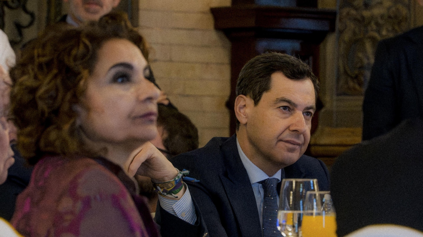 l presidente de la Junta, Juanma Moreno y la secretaria general del PSOE Andaluz María Jesús Montero (i), asisten al Fórum Europa Tribuna Andalucía