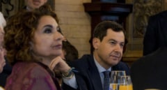 La media de encuestas andaluzas deja a Juanma Moreno en la mayoría absoluta y al PSOE frente al peor resultado de su historia