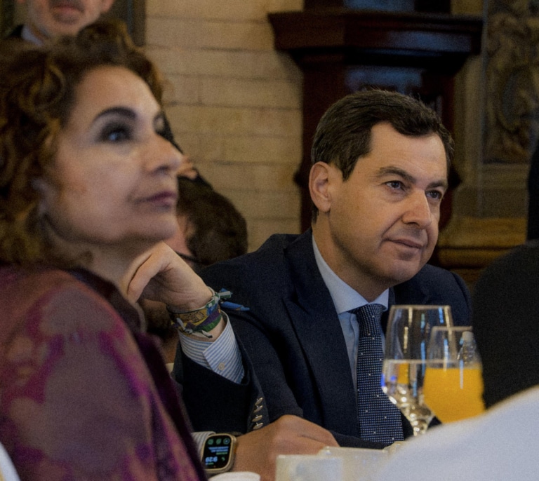 La media de encuestas andaluzas deja a Juanma Moreno en la mayoría absoluta y al PSOE frente al peor resultado de su historia