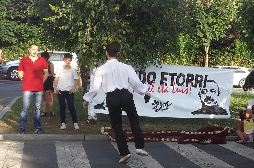 Aurresku de honor a un presos de ETA.
