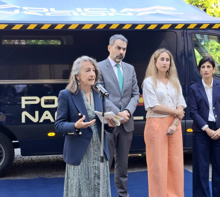Bildu veta en sus municipios la oficina itinerante de la Policía para tramitar el DNI y el pasaporte