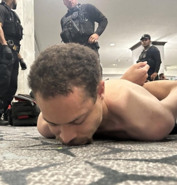 Cole Tomas Allen, el desarrollador de videojuegos que se coló disparando en [...]