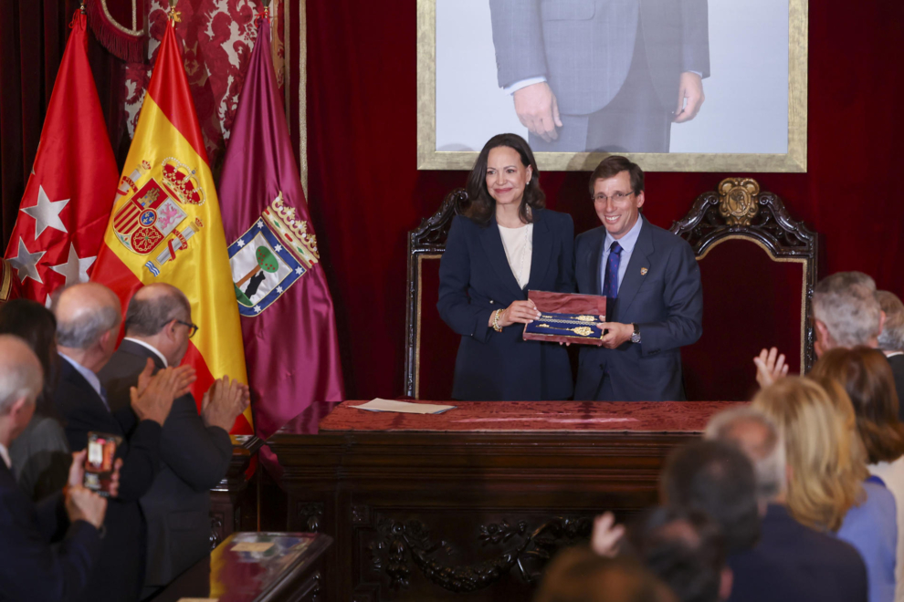 El alcalde de Madrid, José Luis Martínez-Almeida, le entrega la Llave de Oro de la ciudad a María Corina Machado