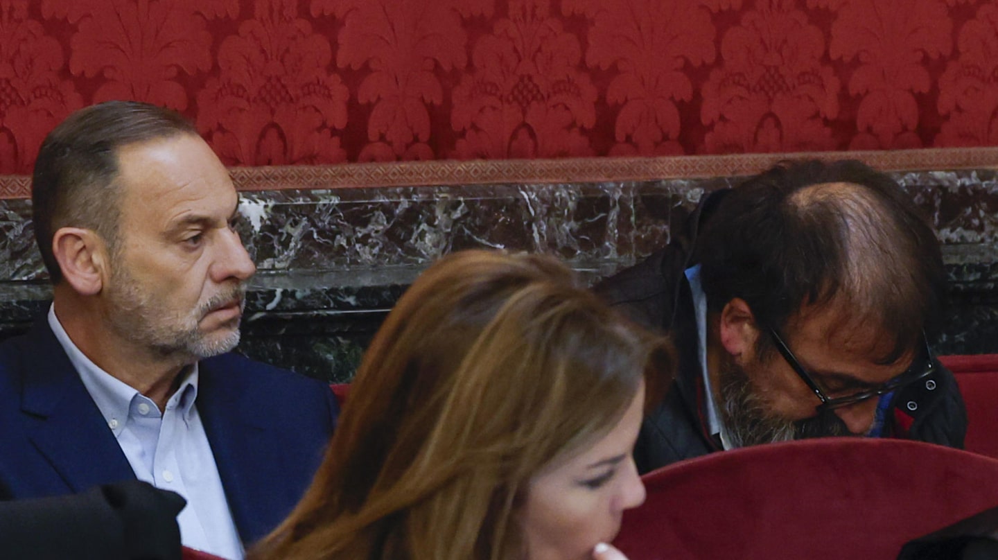 Ábalos y Koldo, en el banquillo como en el Peugeot