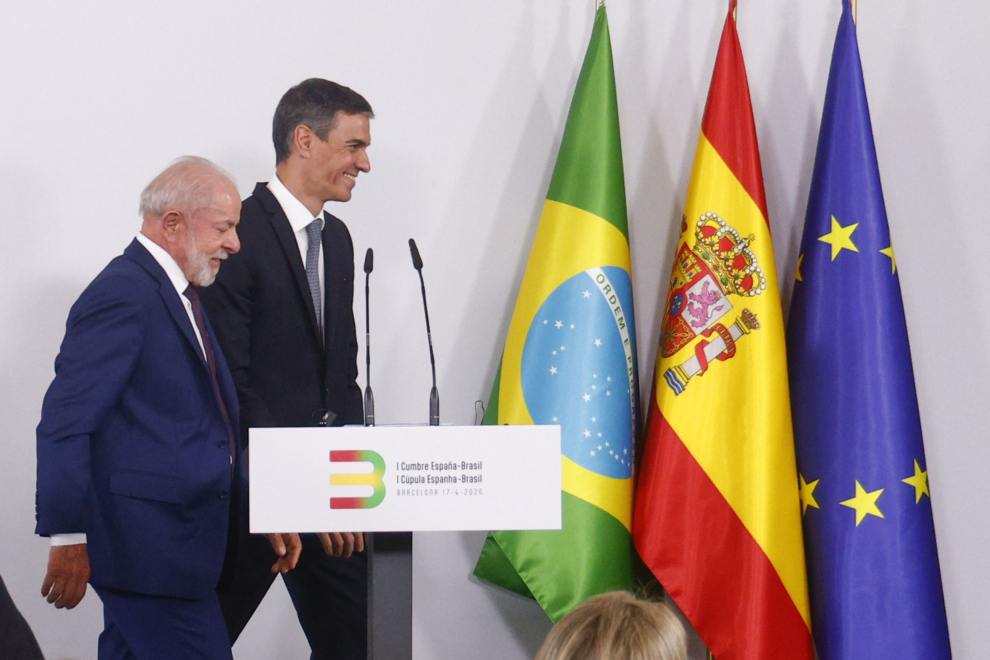 GRAF3596. BARCELONA, 17/04/2026.- El presidente del Gobierno, Pedro Sánchez (d), y el presidente brasileño, Luiz Inácio Lula da Silva (i), presiden la primera cumbre entre ambos países en la que ratifican su apuesta por políticas progresistas como la respuesta más eficaz frente al populismo. EFE/ Quique García