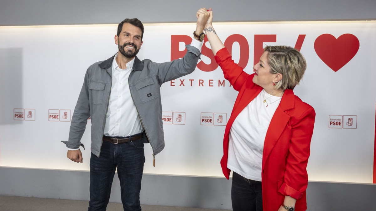 MÉRIDA, 11/04/2026.- El líder del PSOE provincial de Cáceres, Álvaro Sánchez Cotrina (i), se ha impuesto esta noche en las primarias de los socialistas extremeños con el 58 % de los votos frente a la diputada autonómica Soraya Vega (d) y se pone al frente de la reconstrucción del partido tras cosechar su peor resultado histórico en las elecciones autonómicas de diciembre. EFE/Jero Morales