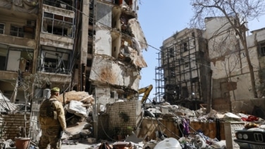 La ofensiva israelí en Líbano supera los 300 muertos mientras continúan las labores de rescate