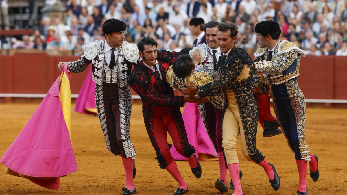 Los subalternos llevan a la enfermería a Morante de la Puebla en La Maestranza.