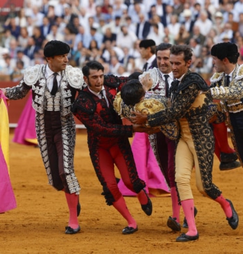 Morante de la Puebla, cogido en Sevilla