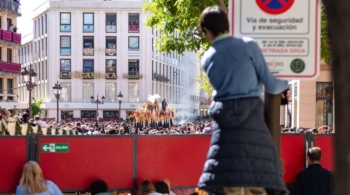 Indignación en Andalucía por el "muro de vallas" en las procesiones: "O pagas o tienes que verlo por la televisión"