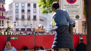 Indignación en Andalucía por el "muro de vallas" en las procesiones: "O pagas o tienes que verlo por la televisión"