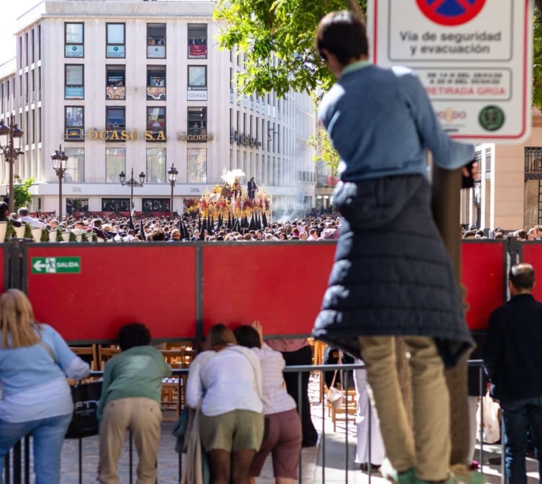Indignación en Andalucía por el "muro de vallas" en las procesiones: "O pagas o tienes que verlo por la televisión"
