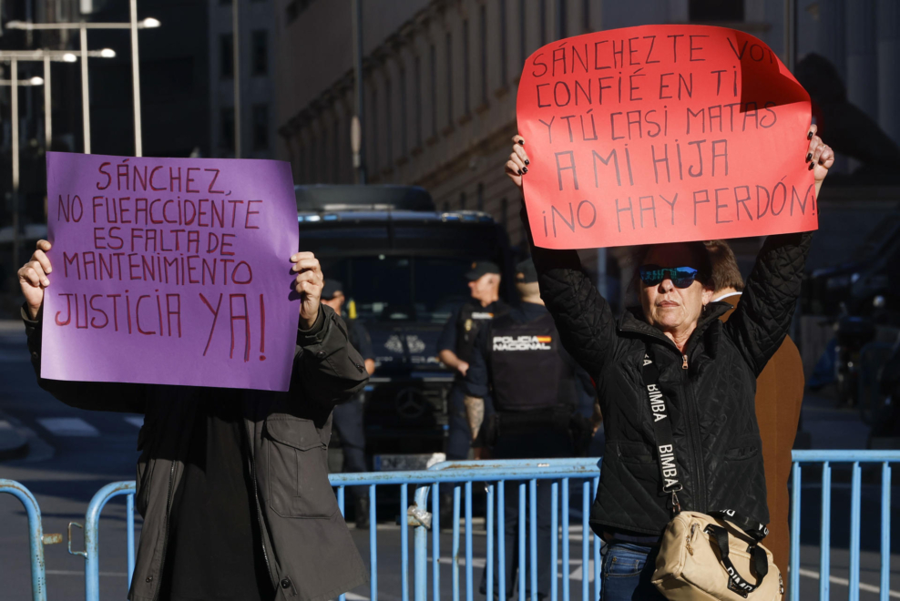 Afectados por la tragedia de Adamuz protestan a las puertas del Congreso de los Diputados.