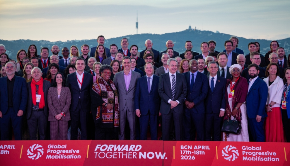 El secretario general del PSOE y presidente del Gobierno, Pedro Sánchez (c), junto con el líder del PES, el sueco Stefan Löfven y el expresidente José Luis Rodríguez Zapatero, ambos a su izquierda, este 17 de abril de 2026 en la foto de familia de la cena de líderes de la Global Progressive Mobilisation, en Barcelona.