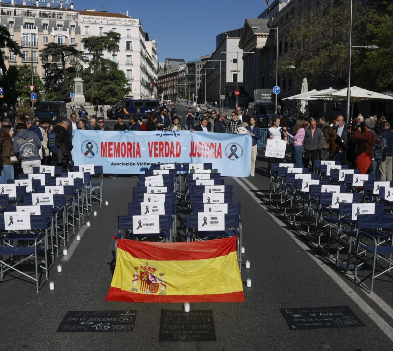 Sánchez y Puente, en la diana de las víctimas de Adamuz: "Debe pagar del primero al último responsable"